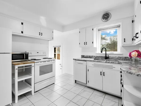 $3,000 | 8727 Hamlin Avenue, Skokie, IL 60076
