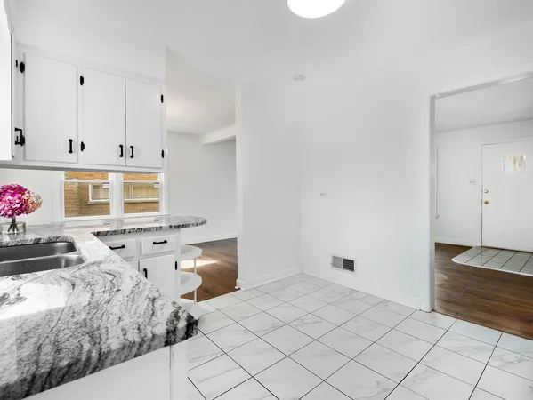 $3,000 | 8727 Hamlin Avenue, Skokie, IL 60076