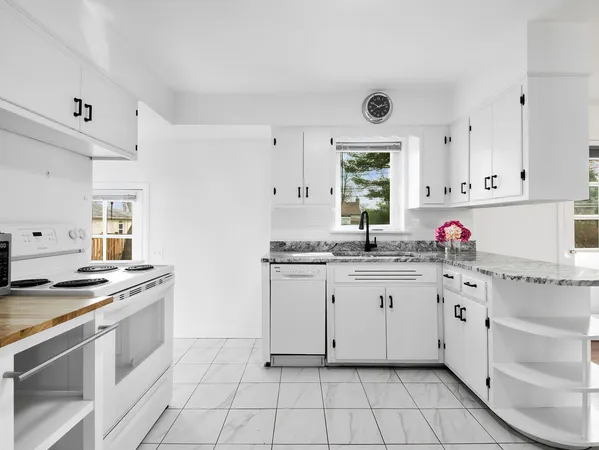 $3,000 | 8727 Hamlin Avenue, Skokie, IL 60076