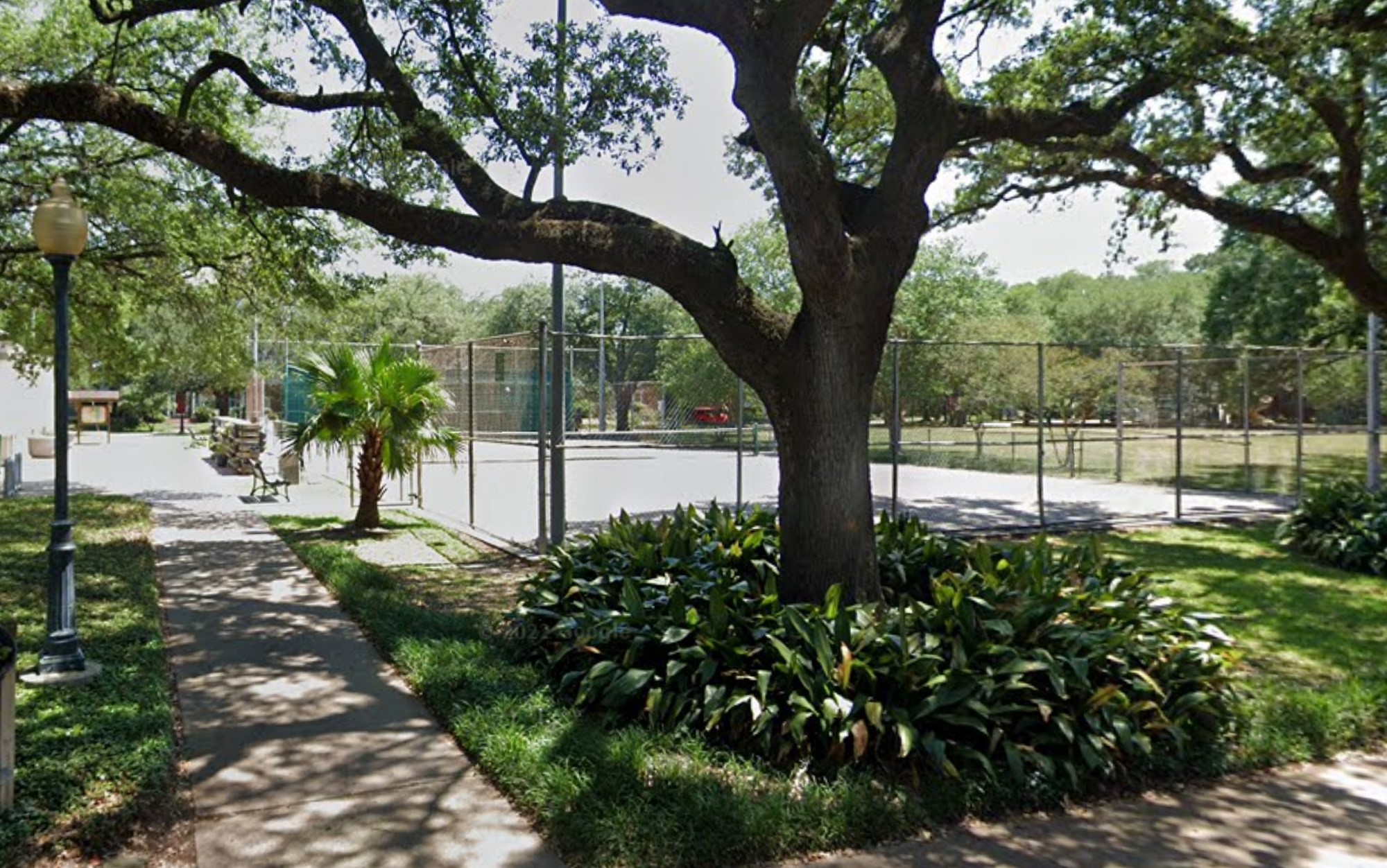 1621 California Street Houston, TX 77006 - Photo 15 of 18 the tennis courts & community center at Cherryhurst Park
