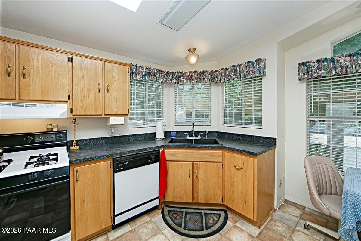 12110 East Obsidian Loop Road Dewey, AZ 86327 - Photo 6 of 18 07-Kitchen