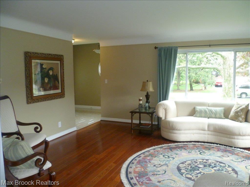 2210 Munster Road Rochester, MI 48309 - Photo 7 of 23 Munster living room