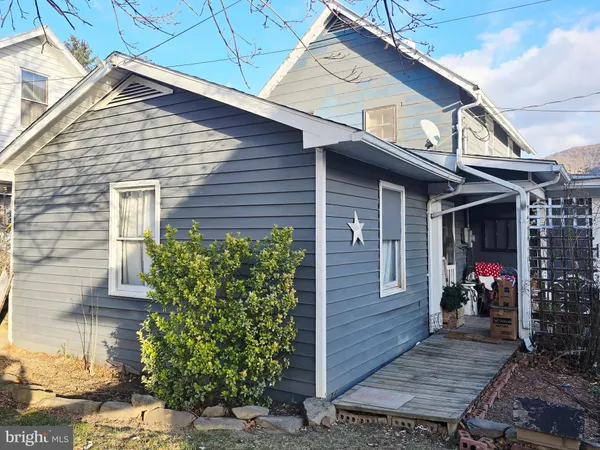 $194,000 | 326 Locust Street, Franklin, WV 26807