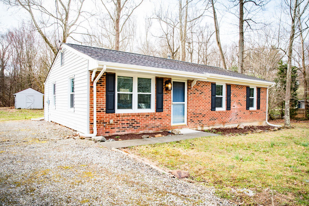 802 North Mill Road Salem, VA 24153 - Photo 1 of 17 Front