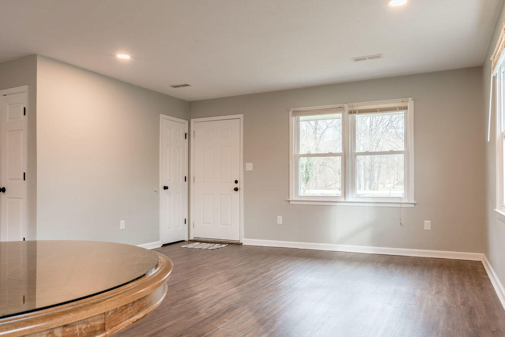 802 North Mill Road Salem, VA 24153 - Photo 4 of 17 Living Room