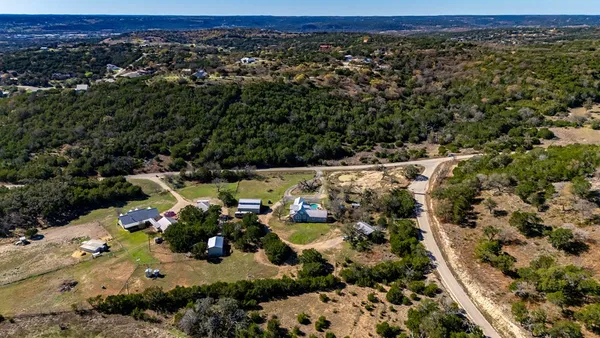 a view of a back yard
