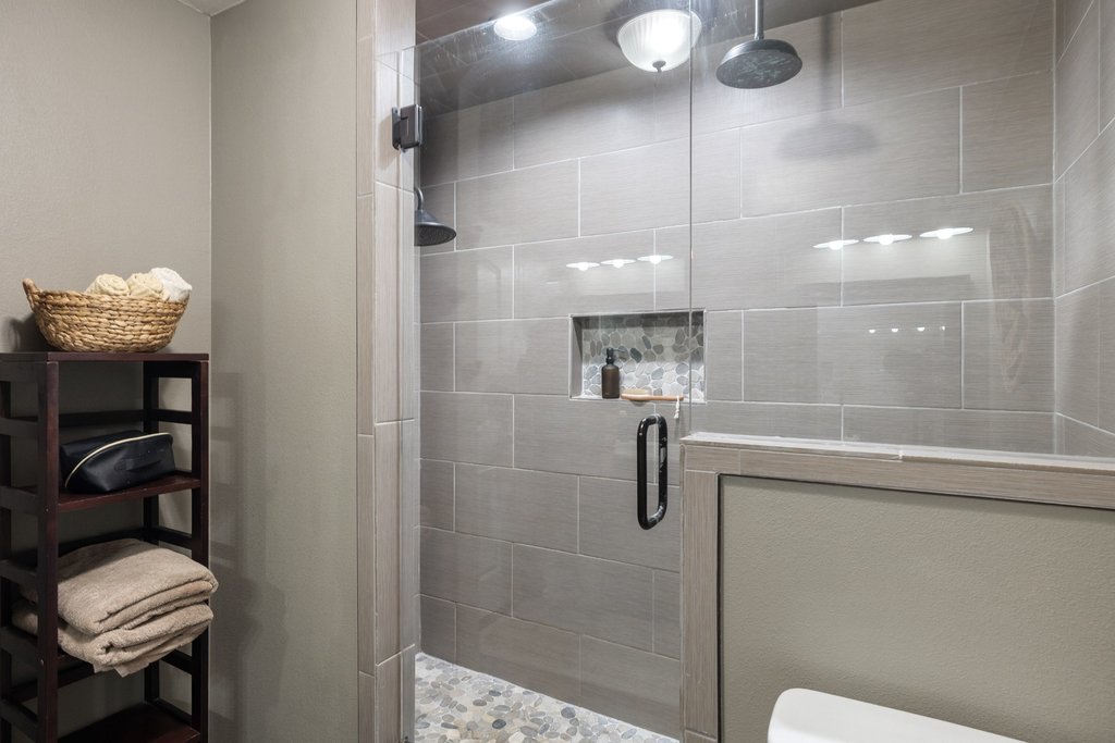 302 South Schramm Road Granger, TX 76530 - Photo 17 of 33 a bathroom with a shower
