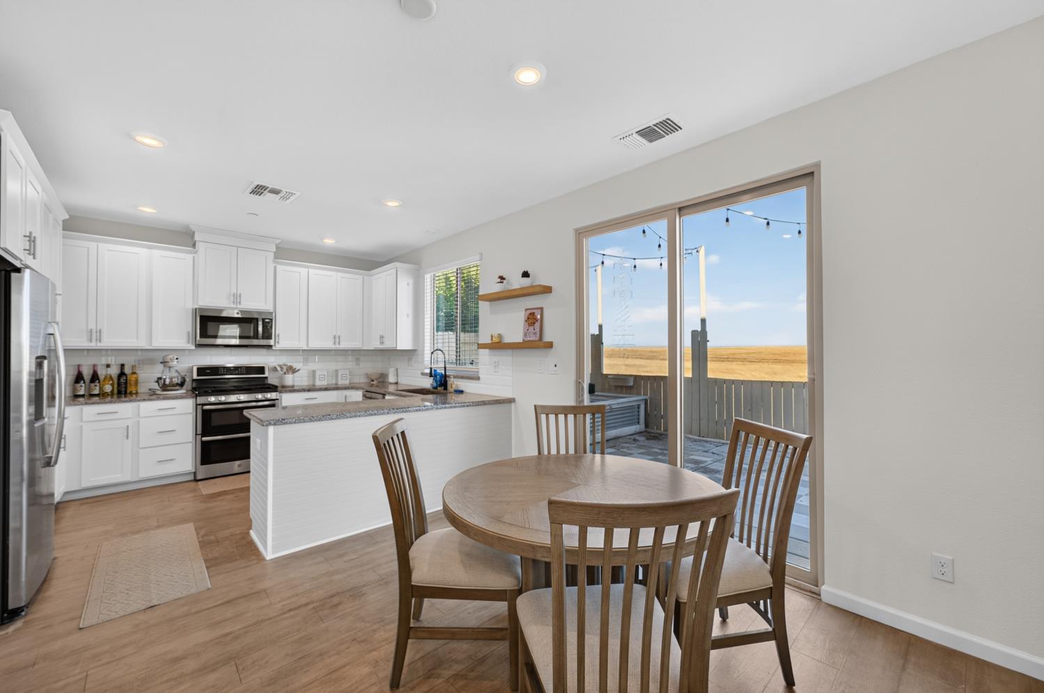 3863 Ivan Way Rancho Cordova, CA 95742 - Photo 14 of 54