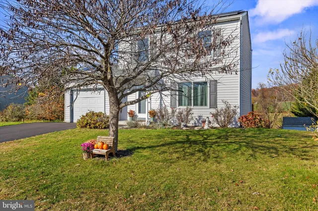 a view of a house with backyard
