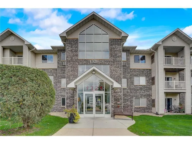 $189,900 | 1321 Lake Drive West, Unit 203, Chanhassen, MN 55317