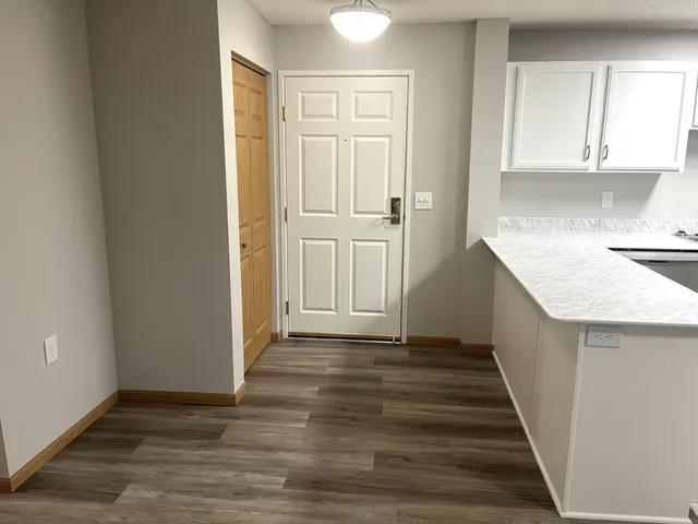 $189,899 | 1321 Lake Drive West, Unit 203, Chanhassen, MN 55317