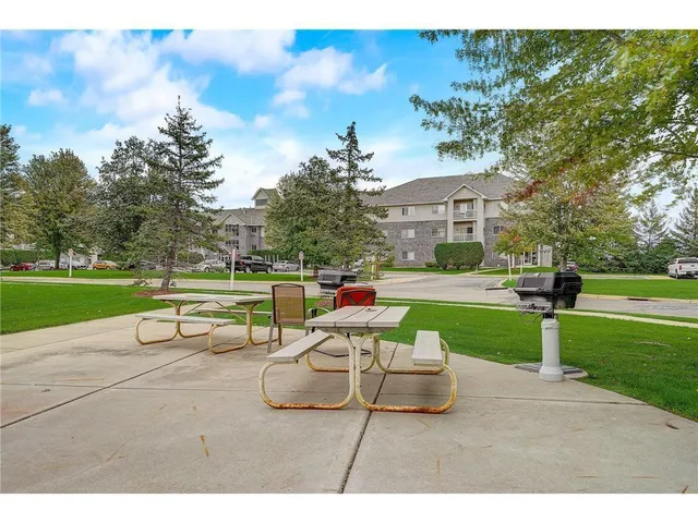 $189,899 | 1321 Lake Drive West, Unit 203, Chanhassen, MN 55317