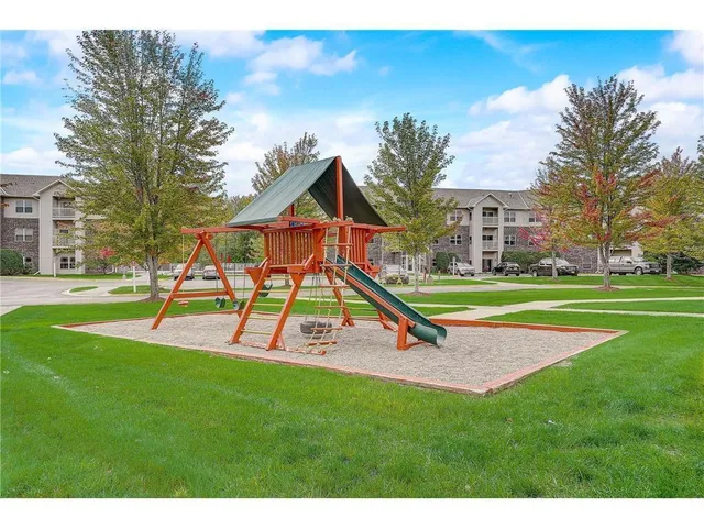 $189,899 | 1321 Lake Drive West, Unit 203, Chanhassen, MN 55317