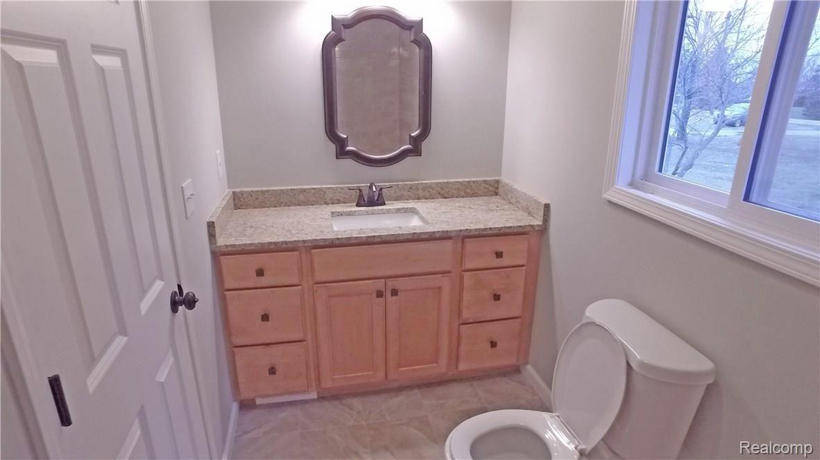 21171 Armada Ridge Road Armada, MI 48005 - Photo 23 of 24 Main Bathroom 1a.jpg