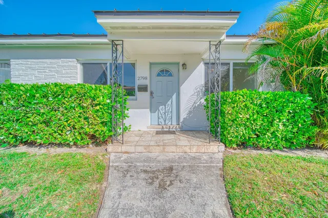 $2,700 | 2798 Southwest 32nd Avenue, Unit 2798, Miami, FL 33133