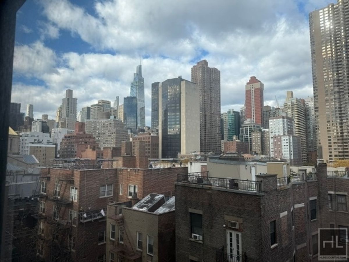 333 East 34th Street, Unit 9O Manhattan, NY 10016 - Photo 3 of 8 a picture of city view