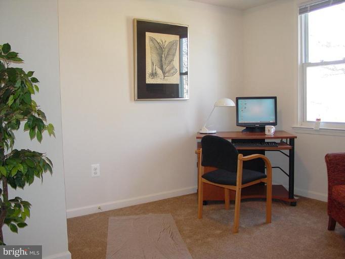 7 Belfast Road Lutherville-Timonium, MD 21093 - Photo 14 of 27 Third bedroom, with tray ceiling.