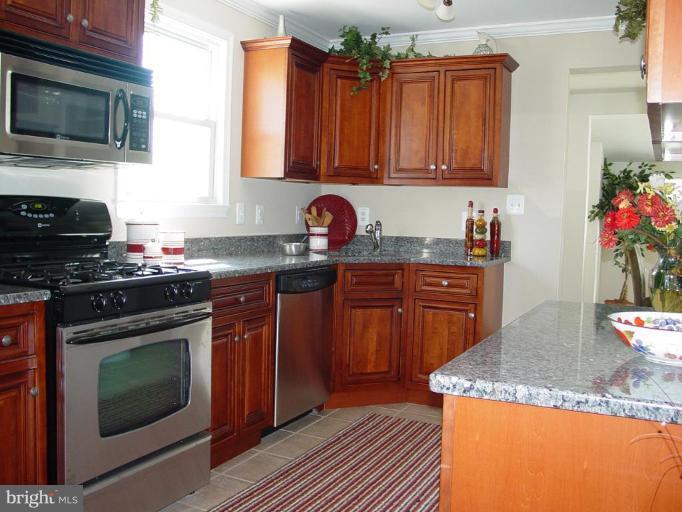 7 Belfast Road Lutherville-Timonium, MD 21093 - Photo 4 of 27 Wow! new kitchen! cherry, granite, stainless.