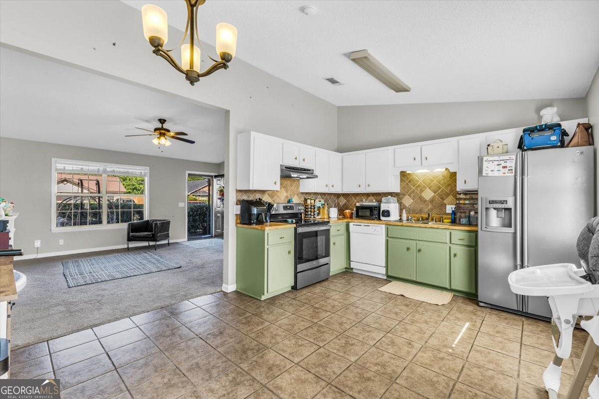 1244 Chinook Way Hinesville, GA 31313 - Photo 11 of 27 a kitchen that has a lot of cabinets and refrigerator
