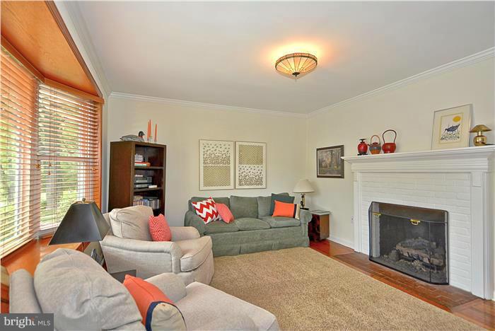 1007 Robin Road Silver Spring, MD 20901 - Photo 3 of 28 Living Room