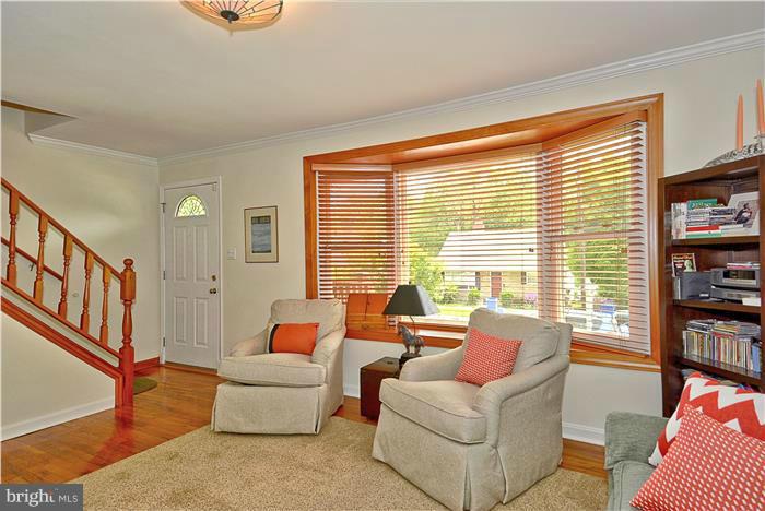 1007 Robin Road Silver Spring, MD 20901 - Photo 4 of 28 Living Room