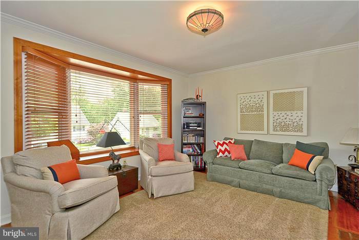 1007 Robin Road Silver Spring, MD 20901 - Photo 5 of 28 Living Room