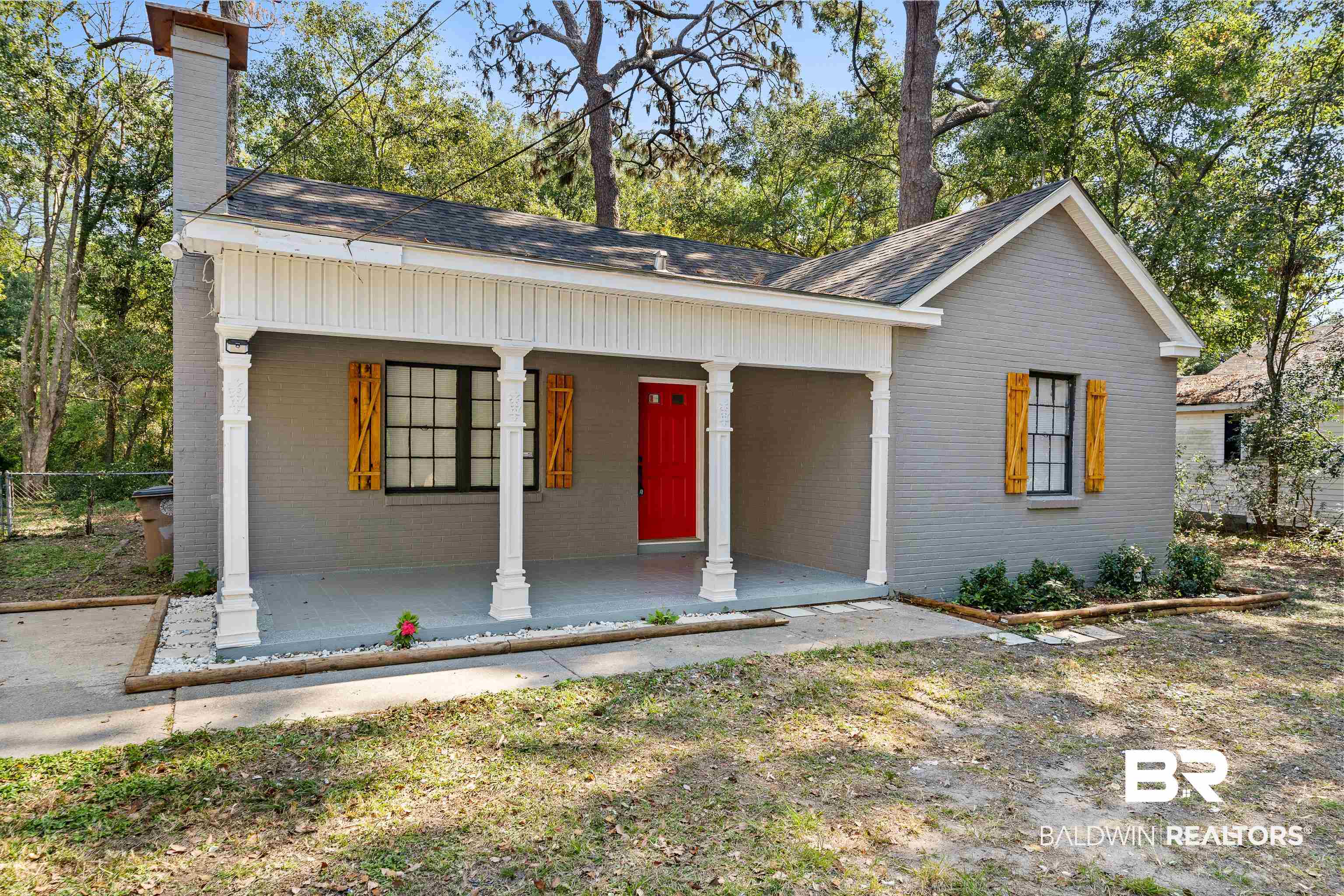 611 Morgan Avenue Mobile, AL 36606 - Photo 2 of 24 Ranch-style house with a porch