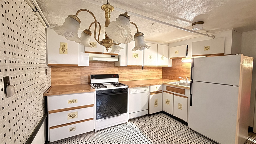 27 Ralwood Road Boston, MA 02136 - Photo 15 of 37