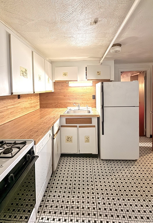 27 Ralwood Road Boston, MA 02136 - Photo 3 of 37