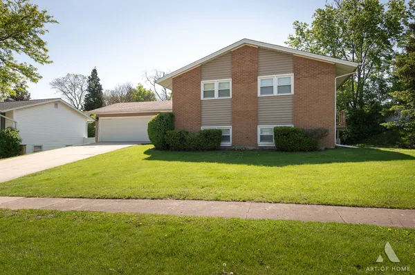 $599,000 | 6425 Clark Drive, Woodridge, IL 60517