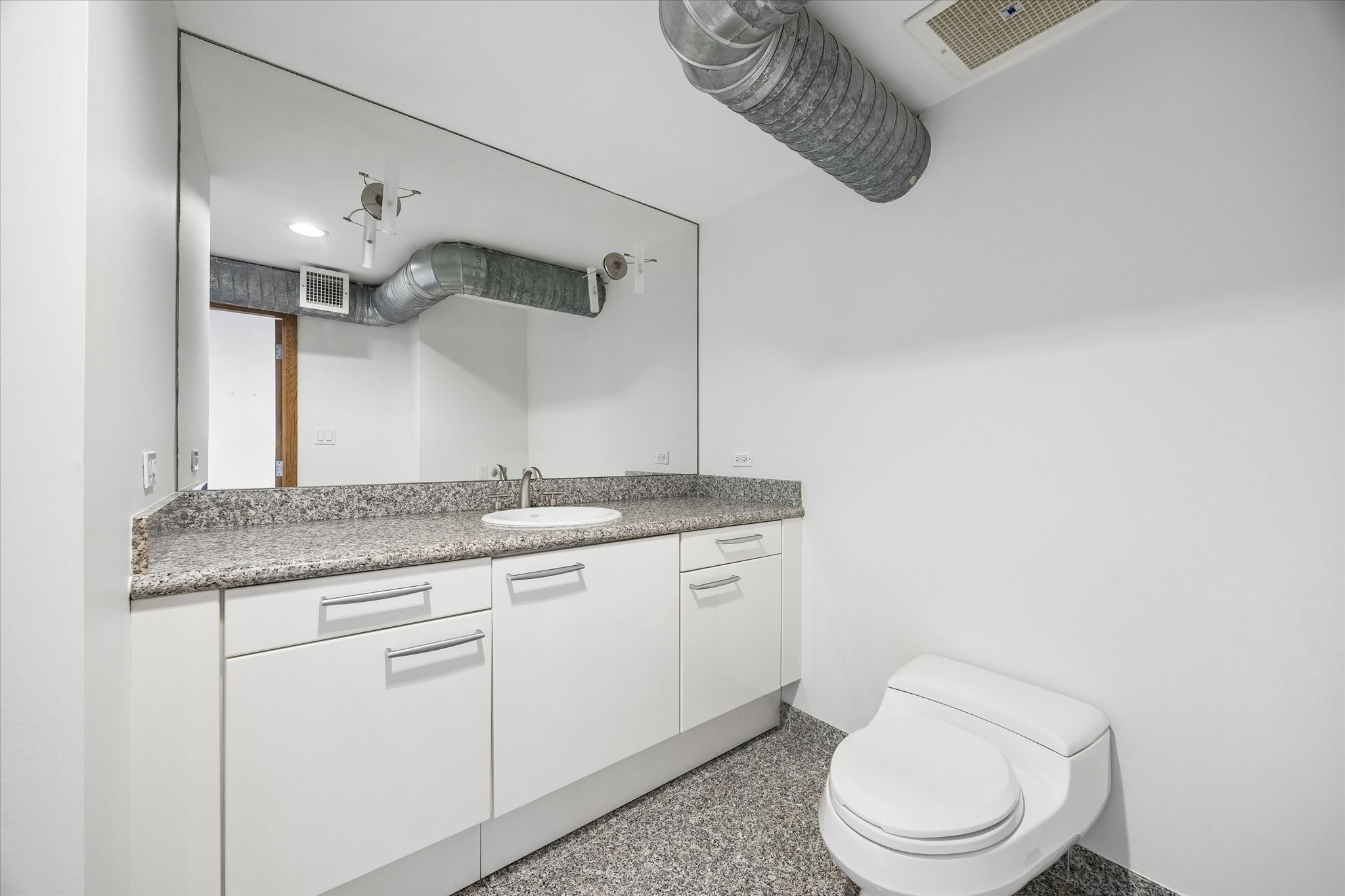 915 Franklin Street, Unit 9L Houston, TX 77002 - Photo 35 of 50 Half bath located on the first floor
