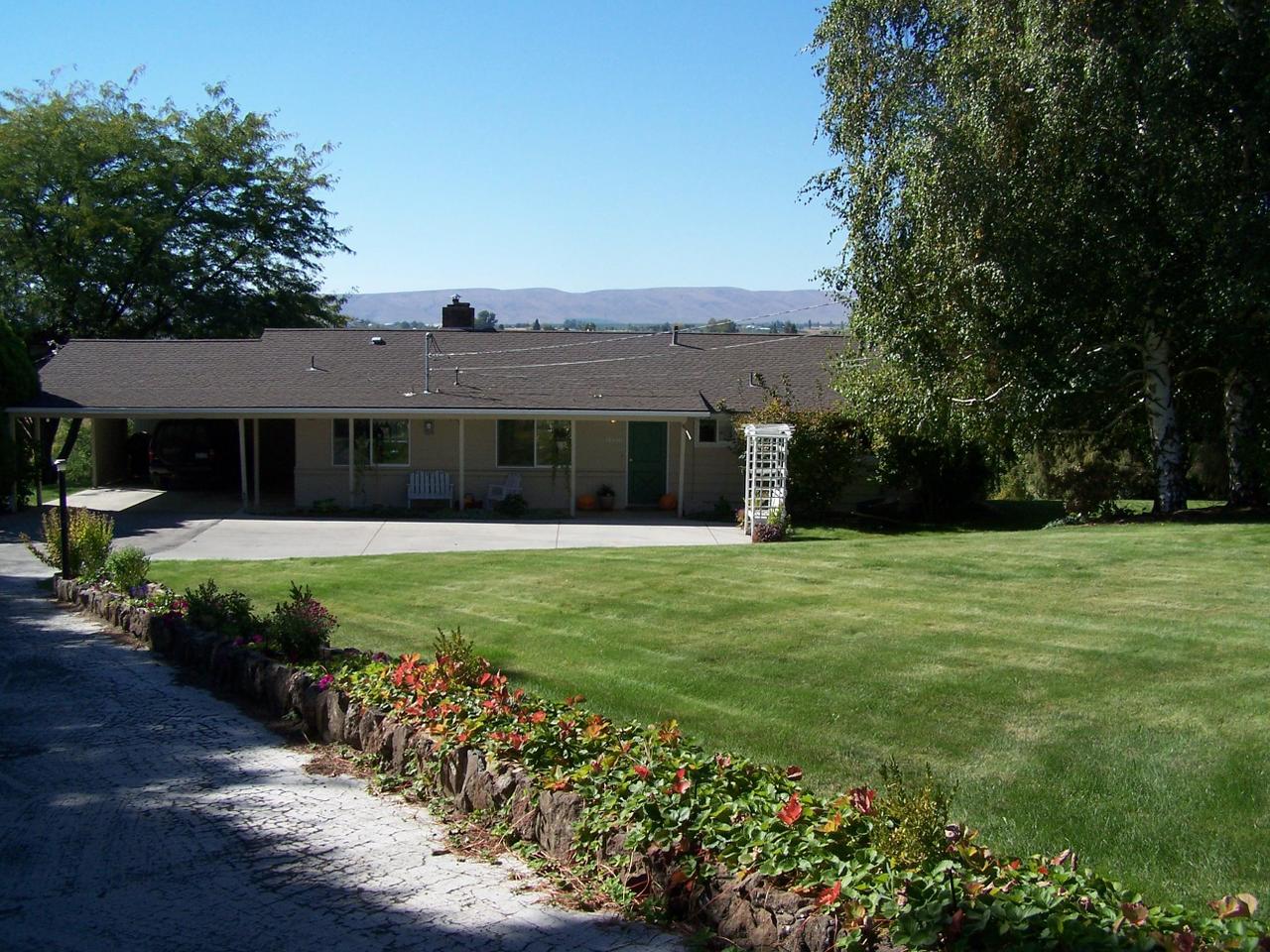 12202 Summitview Ext Road Yakima, WA 98908 - Photo 4 of 19 a front view of a house with a garden