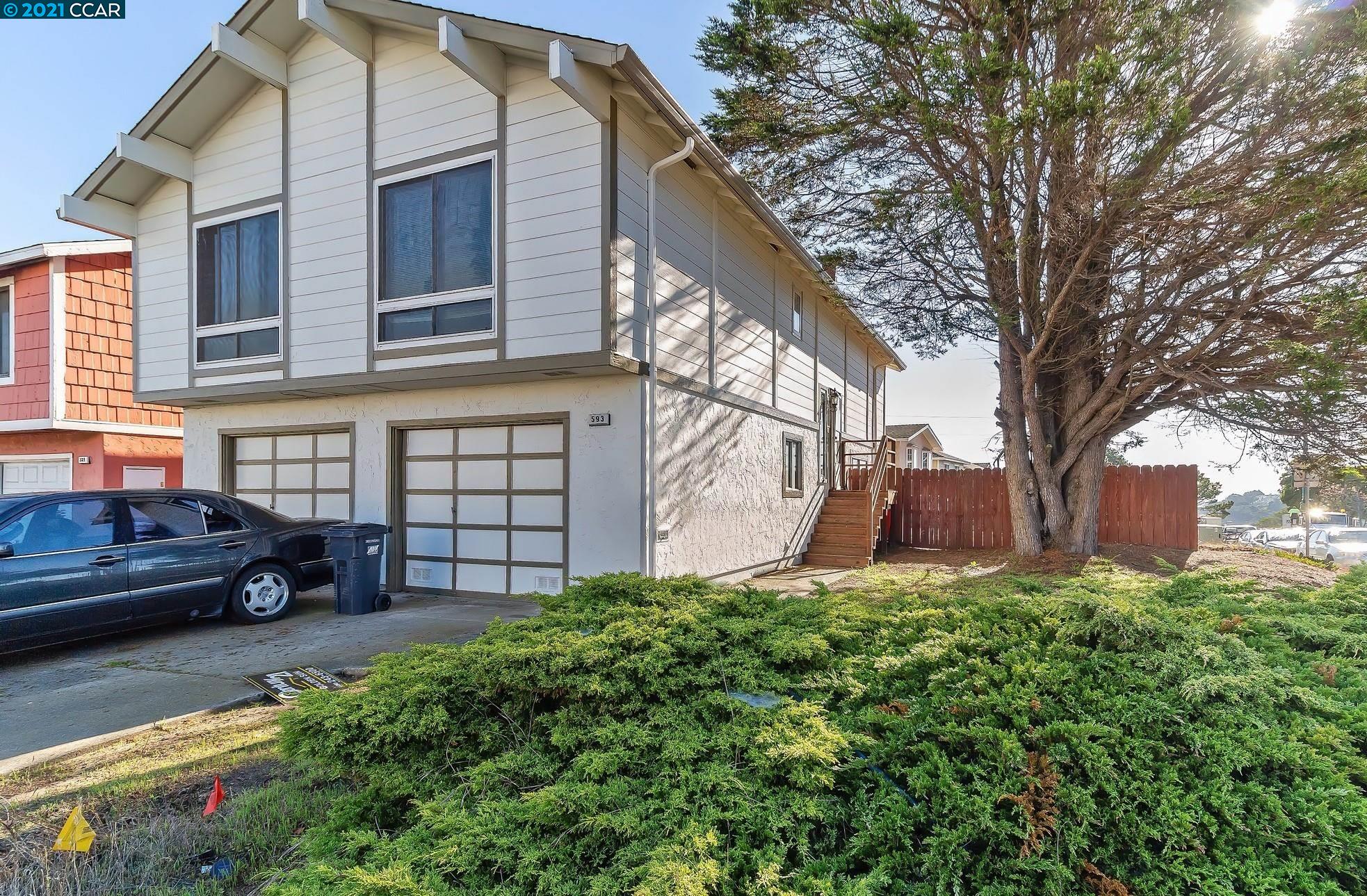 a view of a back yard of the house