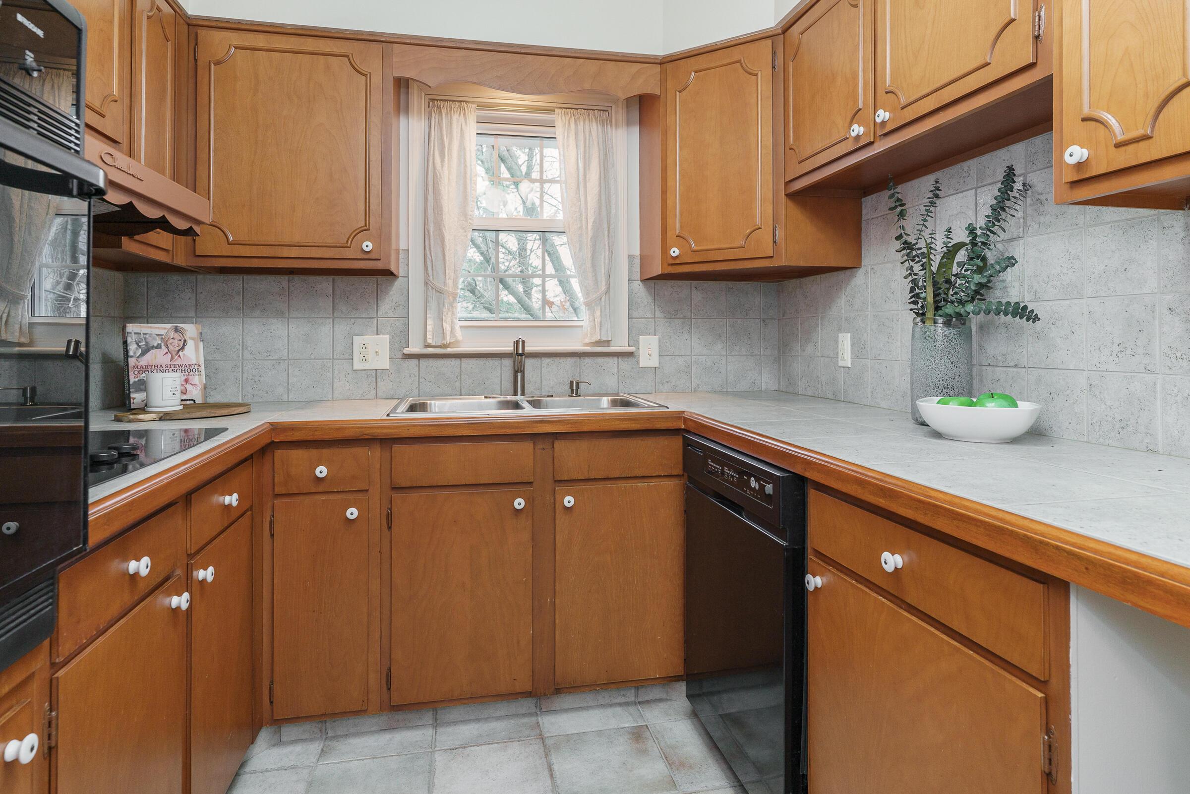 1631 Roxbury Road, Unit F3 Columbus, OH 43212 - Photo 12 of 45 Kitchen