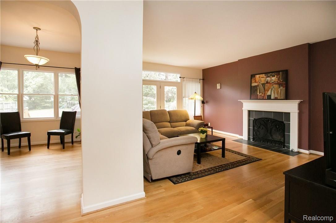 227 Woodside Road Royal Oak, MI 48073 - Photo 4 of 43 Woodside-4.jpg