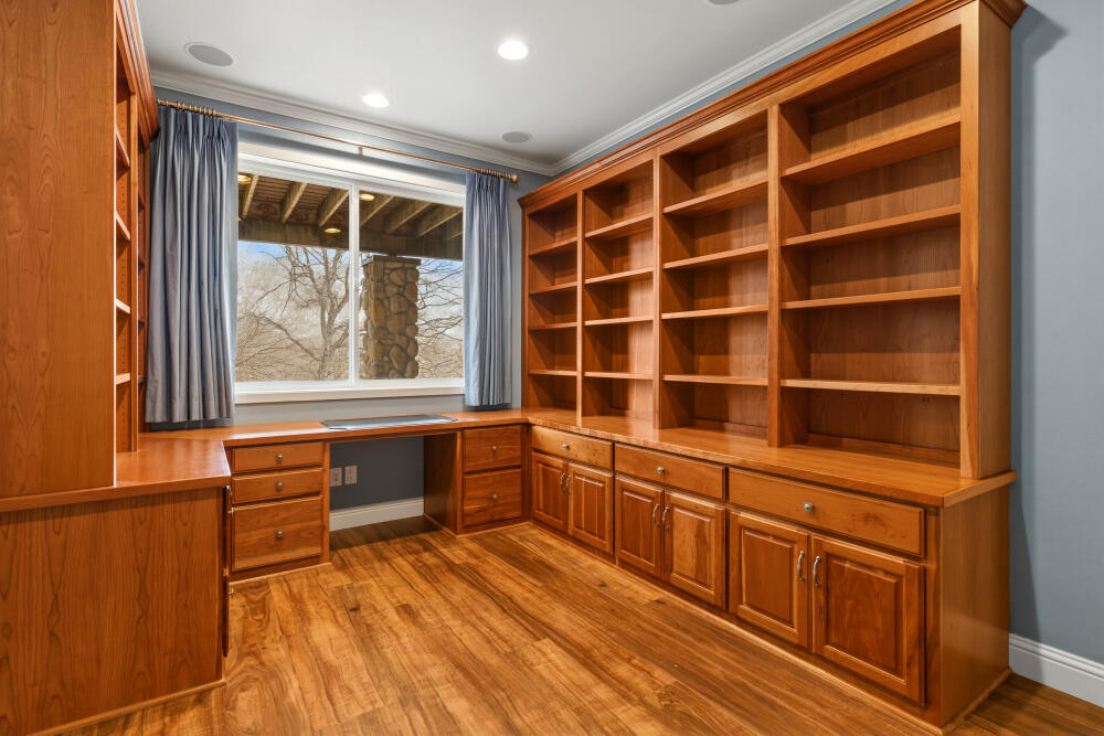 6586 Cooper's Hawk Road Klamath Falls, OR 97601 - Photo 51 of 68 Beautiful Built Ins