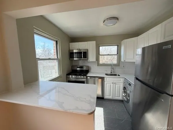 $2,000 | 1084 Fenwood Drive, Unit 3, Valley Stream, NY 11580