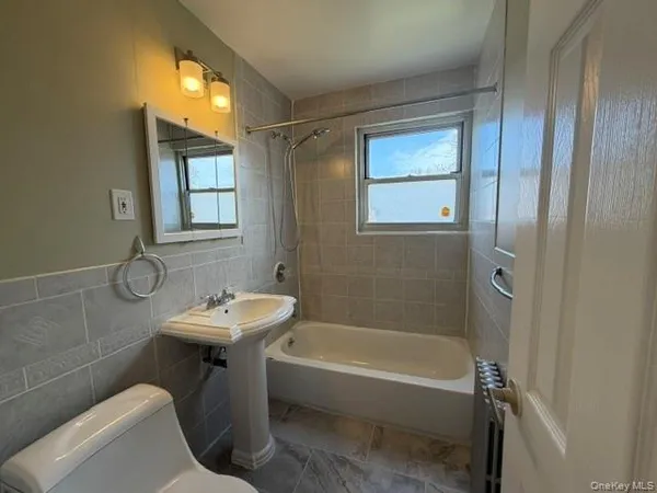 $2,000 | 1084 Fenwood Drive, Unit 3, Valley Stream, NY 11580