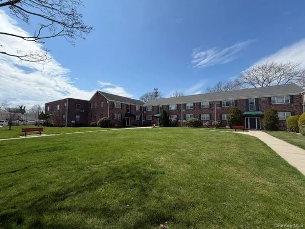$2,000 | 1084 Fenwood Drive, Unit 3, Valley Stream, NY 11580