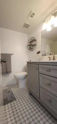 a view of livingroom with furniture