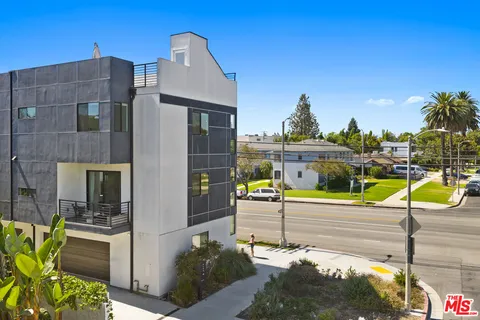 a house view with a outdoor space