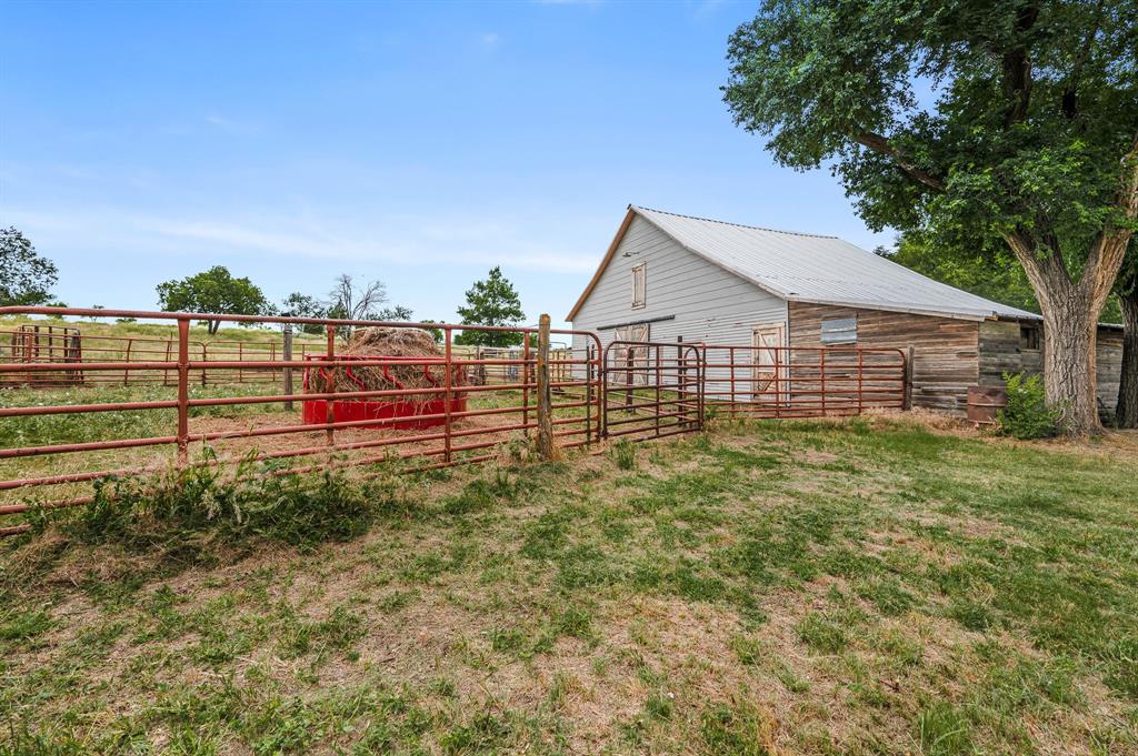 1204 East Cheyenne Avenue Canadian, TX 79014 - Photo 12 of 39 a view of outdoor space and yard