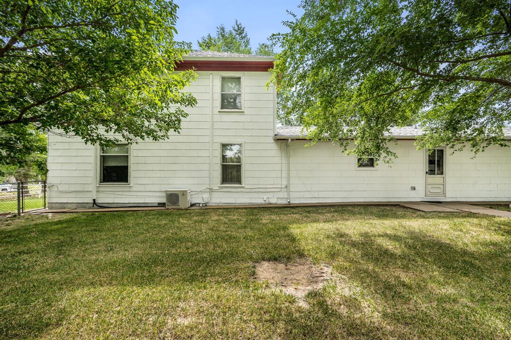 1204 East Cheyenne Avenue Canadian, TX 79014 - Photo 16 of 39 a backyard of a house