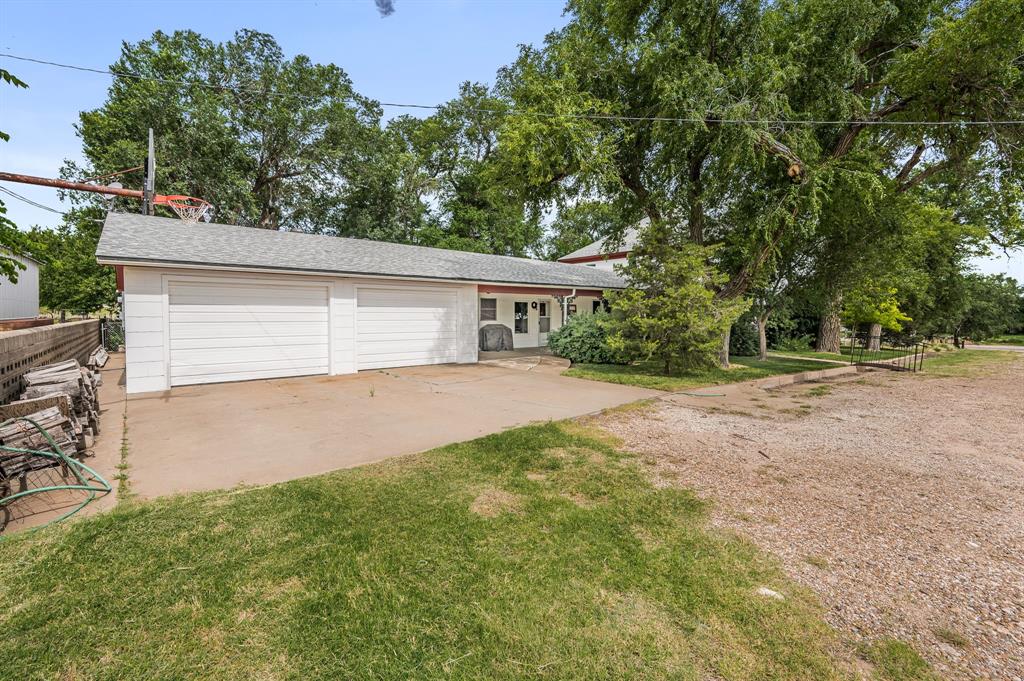1204 East Cheyenne Avenue Canadian, TX 79014 - Photo 19 of 39 a front view of a house with garden