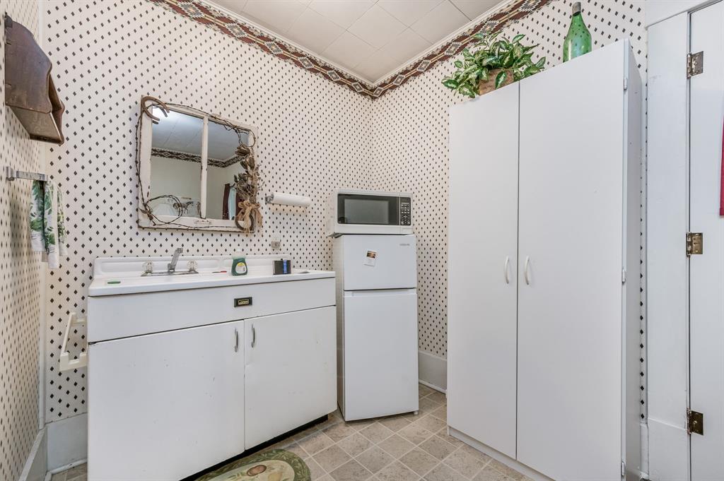 1204 East Cheyenne Avenue Canadian, TX 79014 - Photo 33 of 39 a bathroom with a sink and a mirror