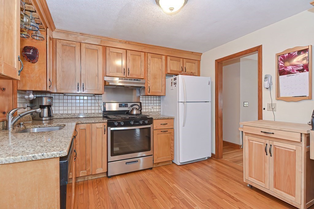 16 Meadow Road Medway, MA 02053 - Photo 10 of 40 Gallery Image 10