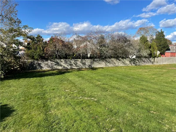 $2,600 | 31 Garfield Avenue, Unit 2, Bristol, RI 02809