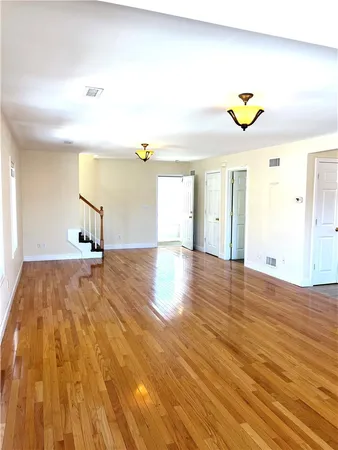 $2,600 | 31 Garfield Avenue, Unit 2, Bristol, RI 02809