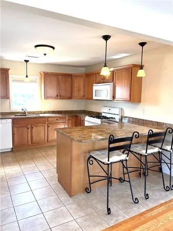 $2,600 | 31 Garfield Avenue, Unit 2, Bristol, RI 02809