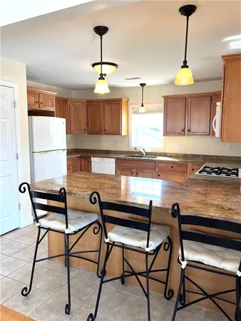$2,600 | 31 Garfield Avenue, Unit 2, Bristol, RI 02809
